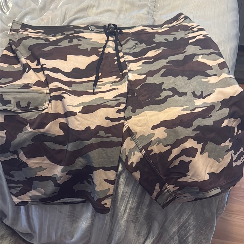NWOT O'Neill Brown and Tan Camouflage Shorts